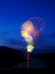 타세코 호수 물 축제 물・공중 불꽃놀이