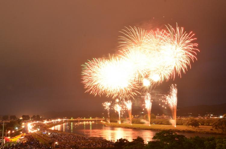 北上・みちのく芸能まつり「トロッコ流しと花火の夕べ」 | イベント | いわての旅