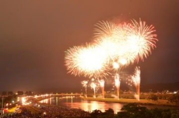Kitakami Michinoku Performing Arts Festival “Trolley sinking and fireworks evening”