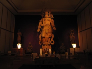 รูปปั้นยืน Narushima Bishamondo ของ Kabuto Bishamonten (ศาลเจ้ามิคุมาโนะ)