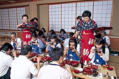 Try serving Iwate’s famous Wanko Soba!
