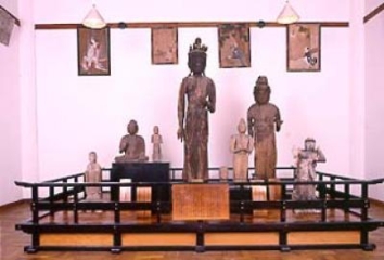 รูปปั้นไม้ของตถาคตนั่ง และรูปปั้นยืนไม้ของพระโพธิสัตว์เจ้าแม่กวนอิม 11 พักตร์ ณ วัดฮาเซเดระ
