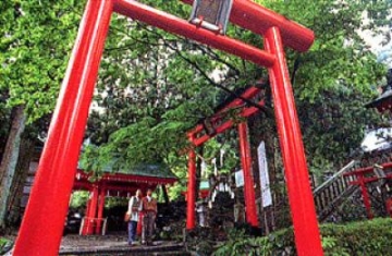 石和稻荷神社（Shiwa Inari Shrine）和石和小稻荷神社（Shiwa Koinari Shrine）。